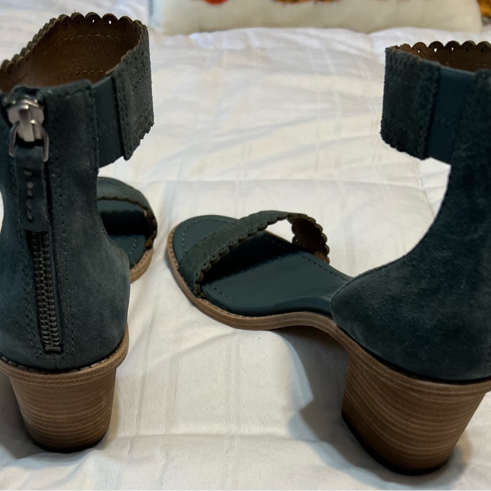 Frye Block Heel Shoe. Size 8.5.  Never worn. - Picture 5 of 7